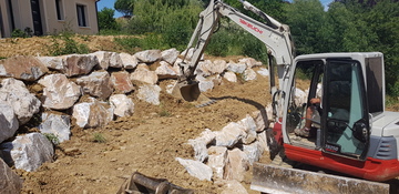Réalisation d'un enrochement sur Saïx-Soutien de talus
