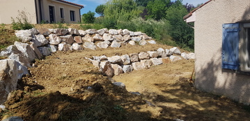 Réalisation d'un enrochement sur Saïx-Soutien de talus