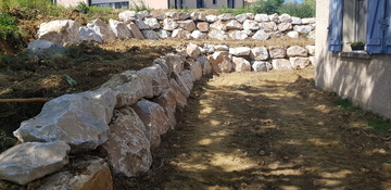 Réalisation d'un enrochement sur Saïx-Soutien de talus