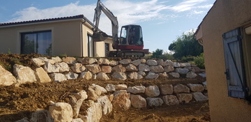 Réalisation d'un enrochement sur Saïx-Soutien de talus