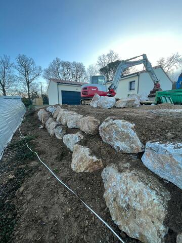 Création et mise en place de blocs d'enrochement afin de retenir un talus et agrandir leur parking
