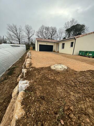 Création et mise en place de blocs d'enrochement afin de retenir un talus et agrandir leur parking