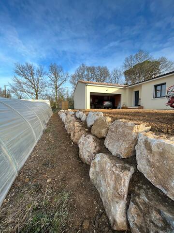 Création et mise en place de blocs d'enrochement afin de retenir un talus et agrandir leur parking