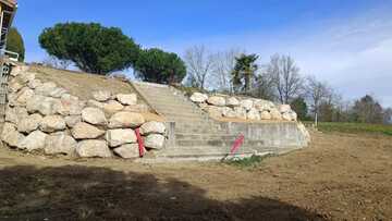 Création et mise en place de blocs d'enrochement pour soutenir le talus de la maison Création et mise en place de blocs d'enrochement pour soutenir le talus de la maison