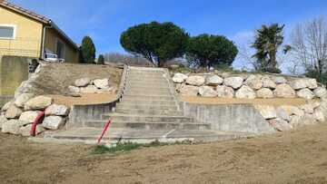 Création et mise en place de blocs d'enrochement pour soutenir le talus de la maison Création et mise en place de blocs d'enrochement pour soutenir le talus de la maison