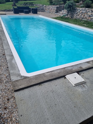 Piscines à coque polyester