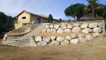 Création et mise en place de blocs d'enrochement pour soutenir le talus de la maison